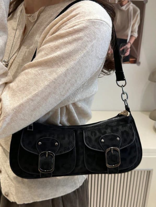 Bolso negro de mano de moda con decoración de bolsillo doble - Imagen 2