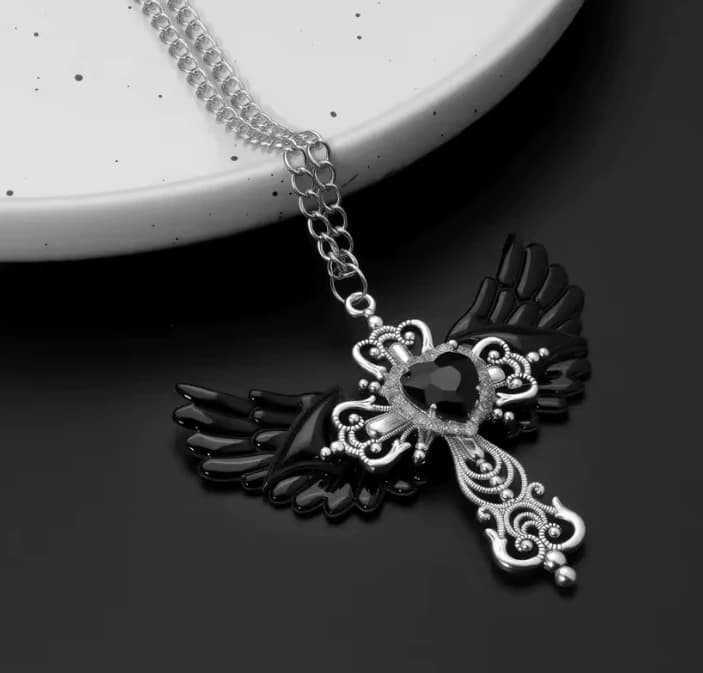 Collar con colgante de cruz y alas con corazón negro - Imagen 5