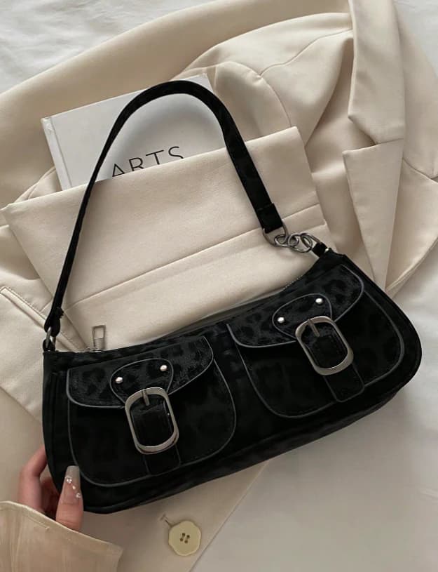 Bolso negro de mano de moda con decoración de bolsillo doble - Imagen 1