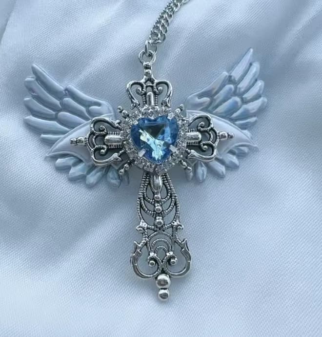 Collar con colgante de cruz y alas con corazón negro - Imagen 1