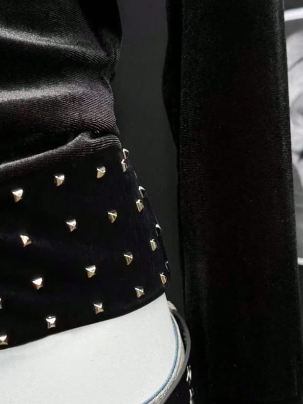 Sudadera con capucha negra para mujer con cuello de piel sintética y decoración metálica - Imagen 3