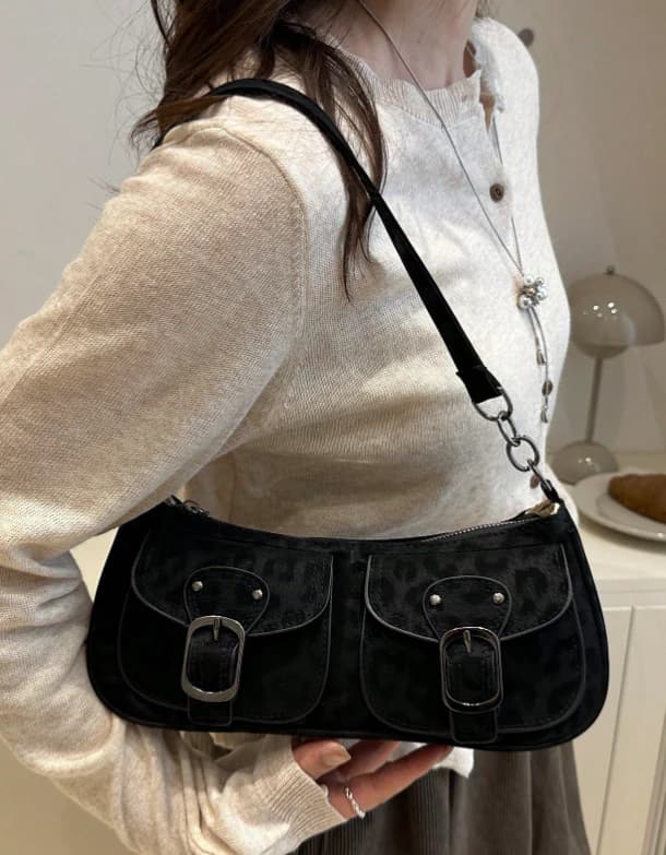 Bolso negro de mano de moda con decoración de bolsillo doble - Imagen 3