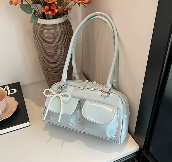 Bolso azul con lazo para axila a la moda