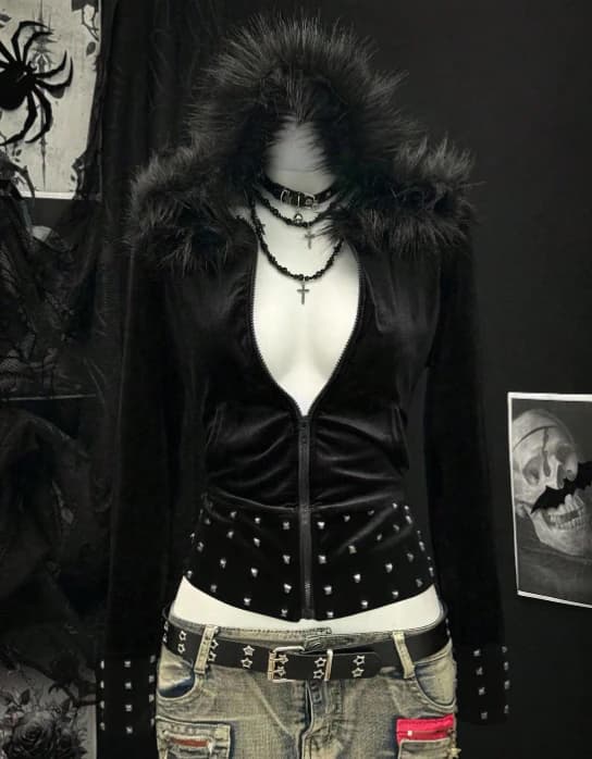 Sudadera con capucha negra para mujer con cuello de piel sintética y decoración metálica - Imagen 2