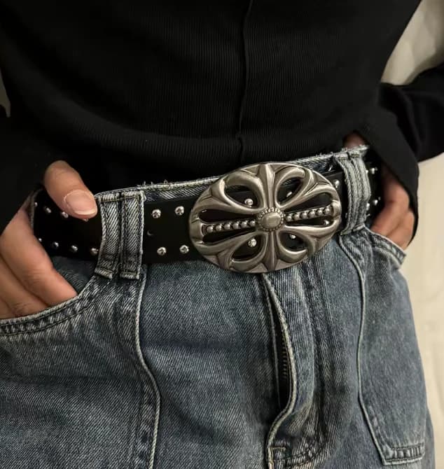 Correa Ancha para Hombre y Mujer con Remaches y Diseño de Corazones y Cruces Caladas - Imagen 2