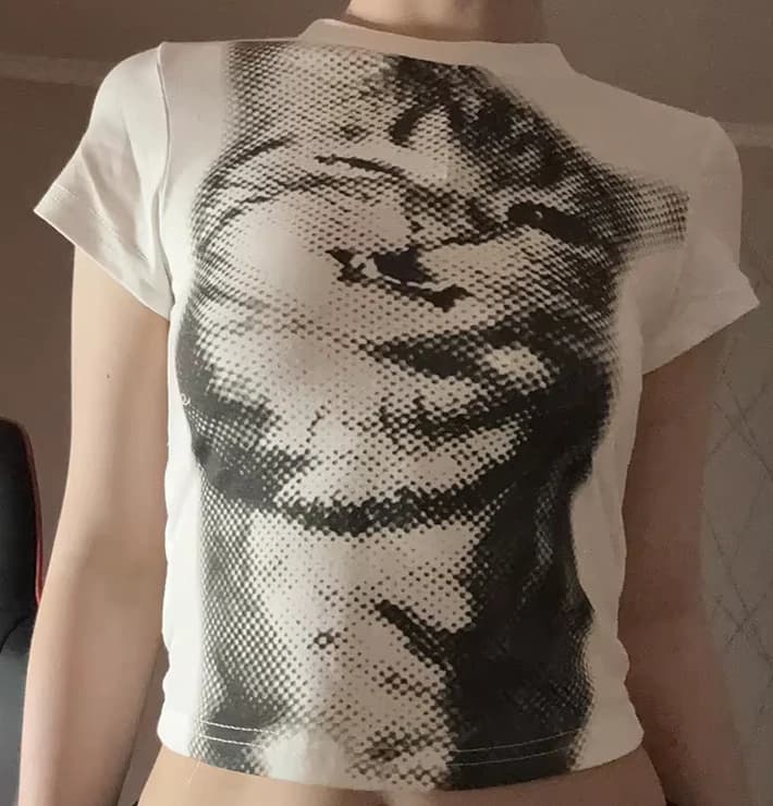 Camiseta básica blanca de manga corta con cuello redondo con estampado de gato - Imagen 1