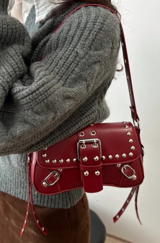Bolso de hombro con solapa y decoración de remaches de unicolor - Imagen 3