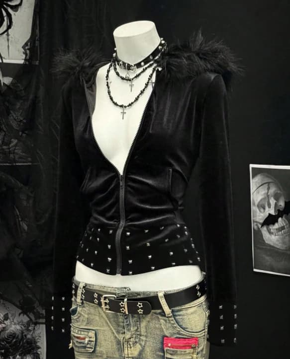 Sudadera con capucha negra para mujer con cuello de piel sintética y decoración metálica