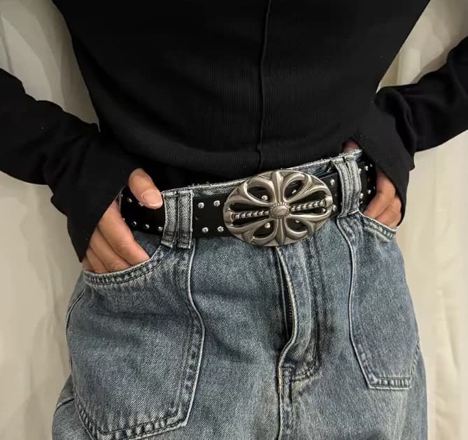 Correa Ancha para Hombre y Mujer con Remaches y Diseño de Corazones y Cruces Caladas - Imagen 4