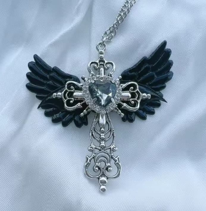 Collar con colgante de cruz y alas con corazón negro - Imagen 2