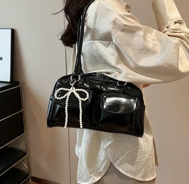 Cartera negro con lazo de hombro