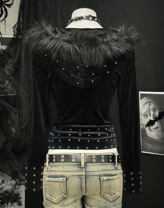 Sudadera con capucha negra para mujer con cuello de piel sintética y decoración metálica - Imagen 4