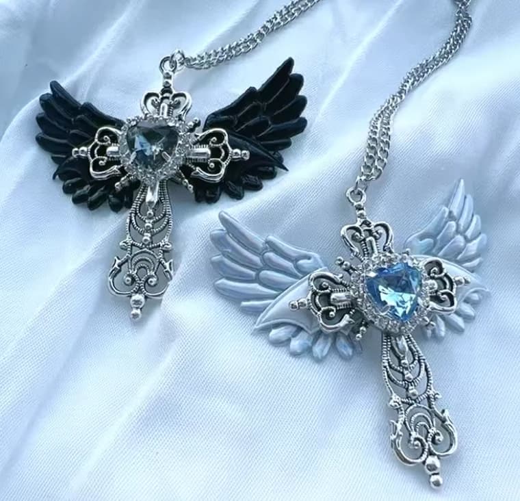 Collar con colgante de cruz y alas con corazón negro - Imagen 3