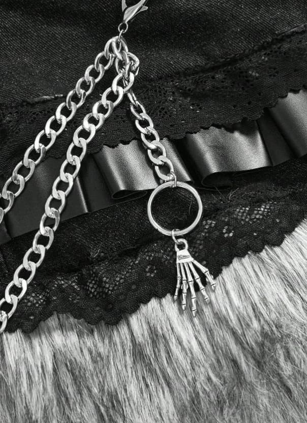 Minifalda de mezclilla súper corta con colgante de araña y calavera de metal, - Imagen 3