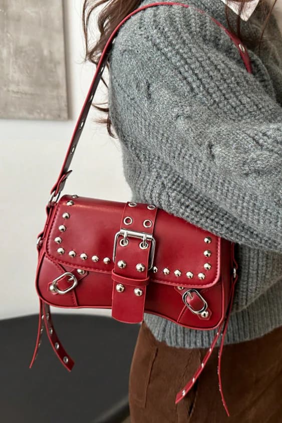 Bolso de hombro con solapa y decoración de remaches de unicolor - Imagen 2