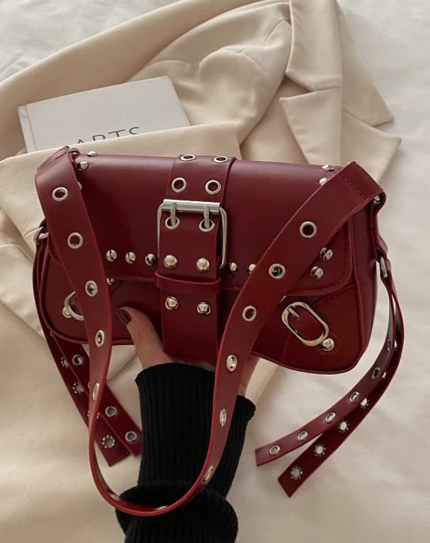 Bolso de hombro con solapa y decoración de remaches de unicolor - Imagen 1