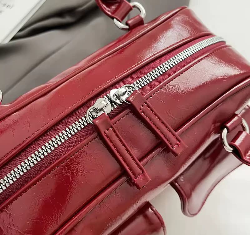 Bolso rojo con accesorio de lazo de perlas - Imagen 3