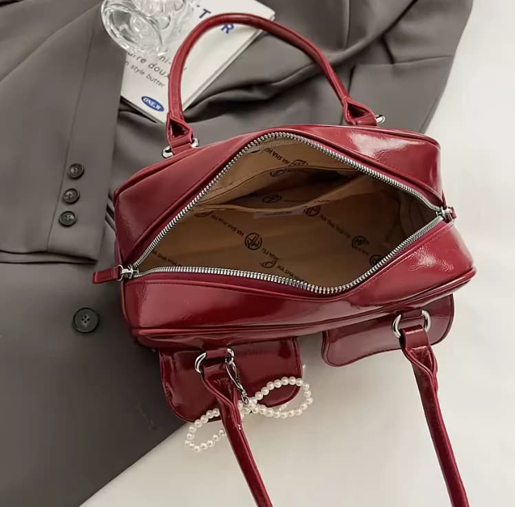 Bolso rojo con accesorio de lazo de perlas - Imagen 2