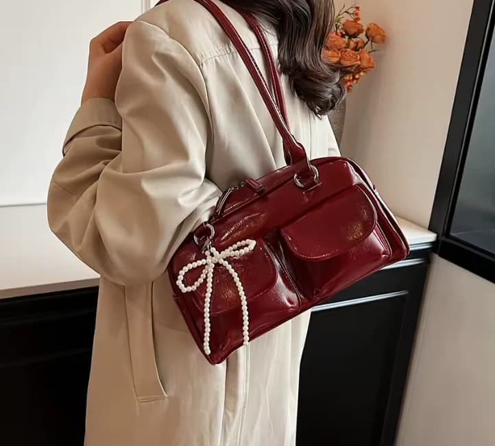 Bolso rojo con accesorio de lazo de perlas